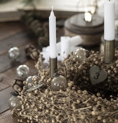 Bild av elegant ljusarrangemang med naturlig dekoration