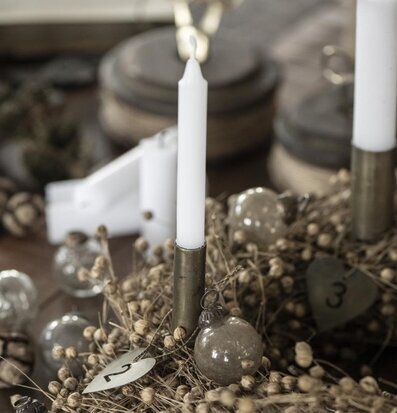 Bild av elegant ljusarrangemang med mässing och glas