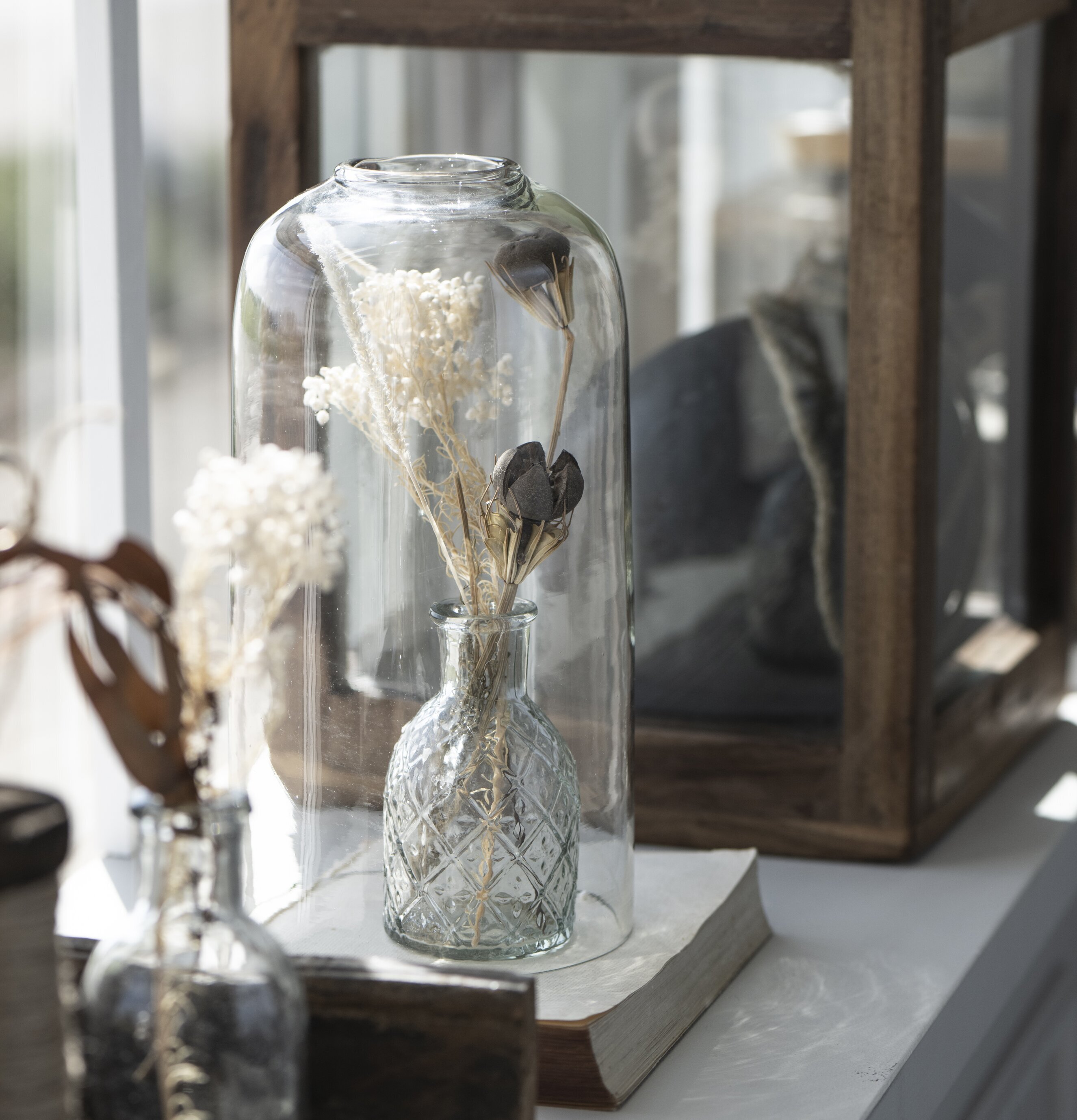 Bild av elegant inredning med glas och torkade blommor