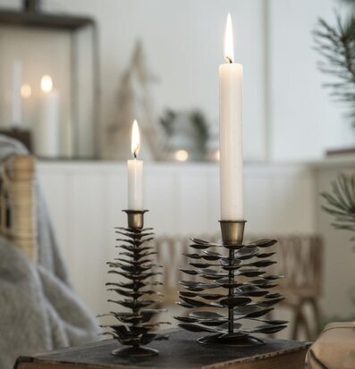 Bild av eleganta ljusstakar i mässing och naturlig miljö