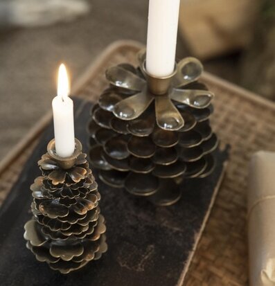 Bild av vackra ljusstakar i mässing och stearinljus