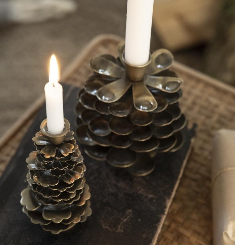 Bild av vackra ljusstakar i mässing och stearinljus