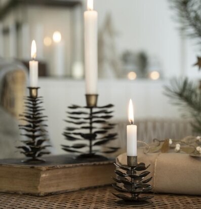 Bild av stämningsfull juldekoration med ljusstakar