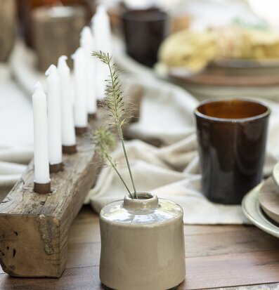 Bild av stämningsfull dukning med rustik ljusstake