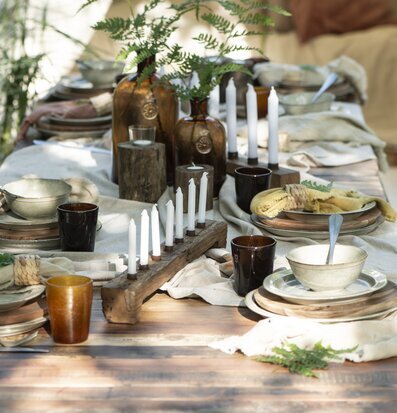 Bild av rustik bordsscen med trä och naturliga toner