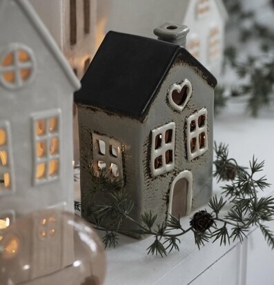 Bild av stämningsfulla ljuslyktor och dekorationer