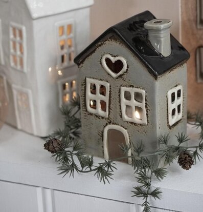 Foto av charmig ljuslykta i form av ett litet hus