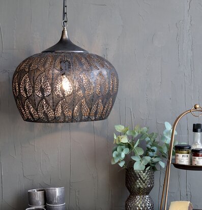 Bild av harmonisk inredning med antik brons taklampa