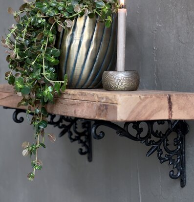 Bild av elegant inredning med hyllkonsol och växt