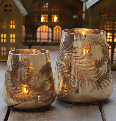 Bild av två eleganta ljuslyktor med tidlös charm