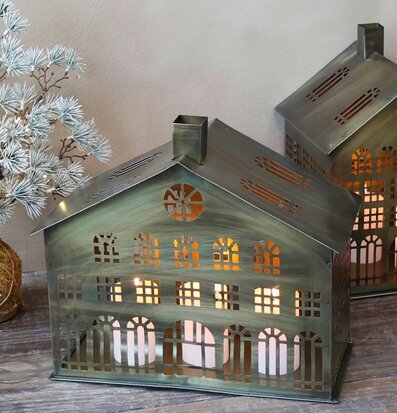 Bild av harmonisk ljuslykta och vinterdekoration