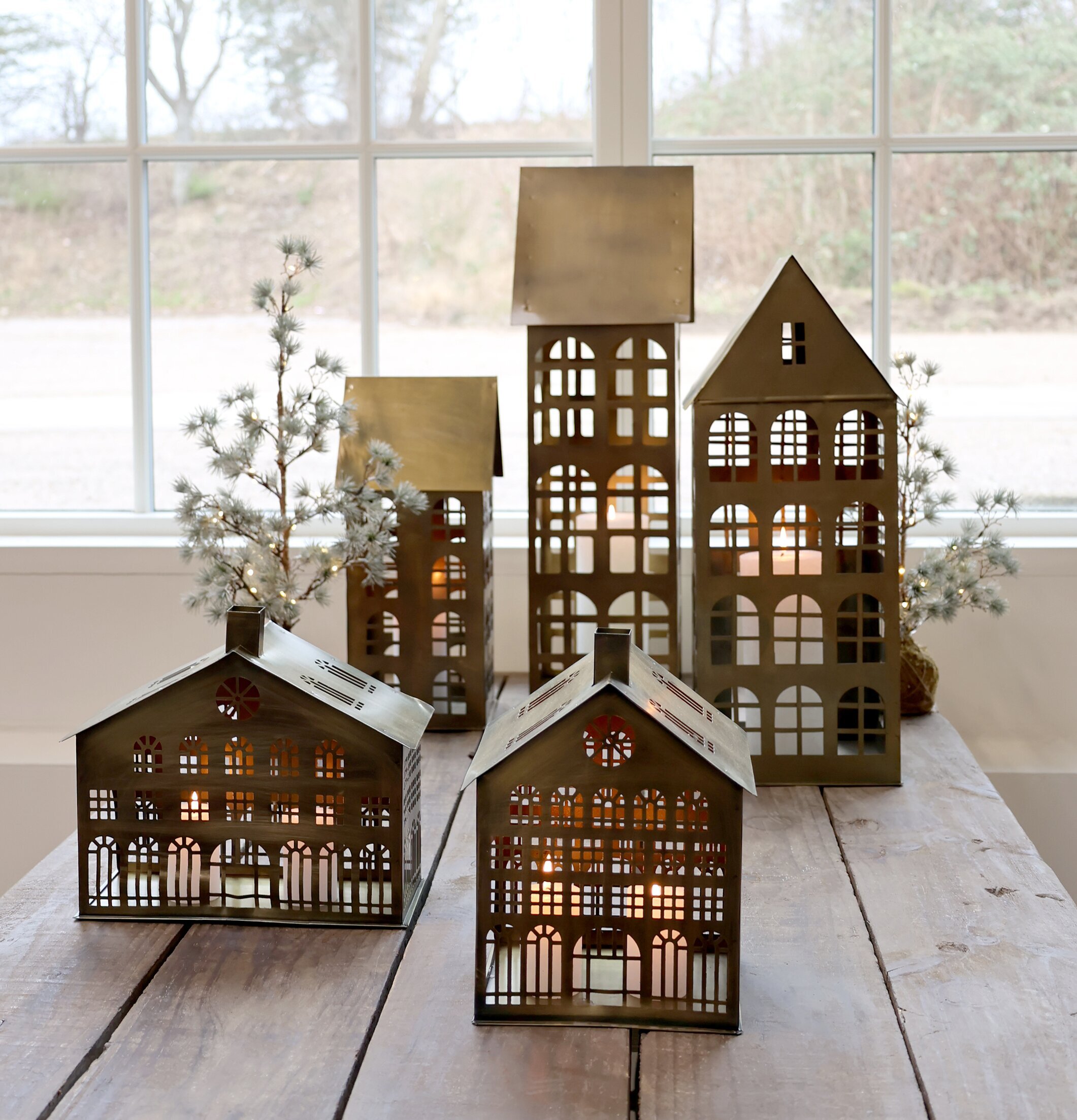 Foto av ljuslyktor formade som charmiga små hus