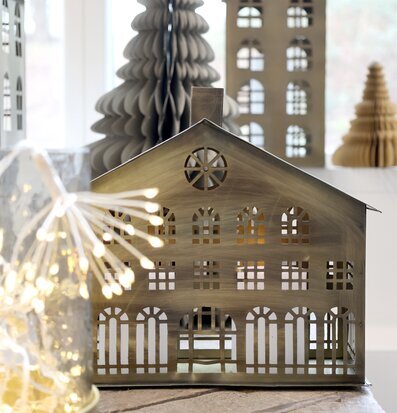 Bild av dekorativ ljuslykta i antik mässingston