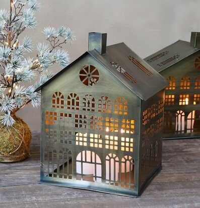 Foto av atmosfäriska ljuslyktor och vinterdekoration