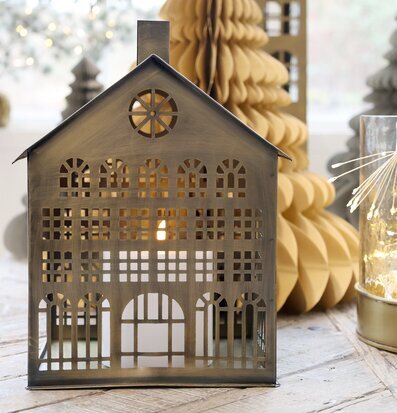 Bild av hemtrevlig interiör med antik mässingslykta