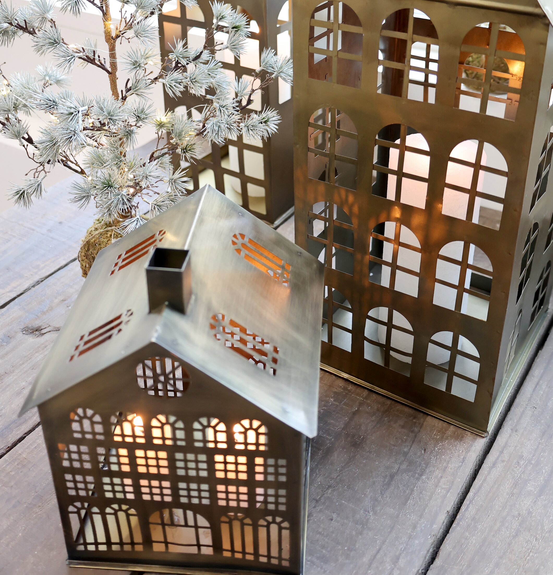 Ljuslykta Hus #7 Antik Mässing från Chic Antique på träbord