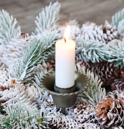 Bild av vinterstämning med ljus och naturdetaljer