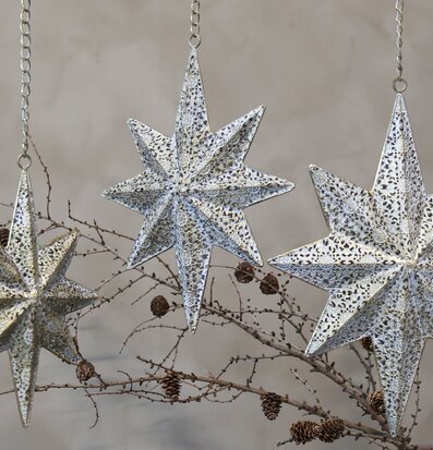 Bild av tre antika mässingsstjärnor som dekoration