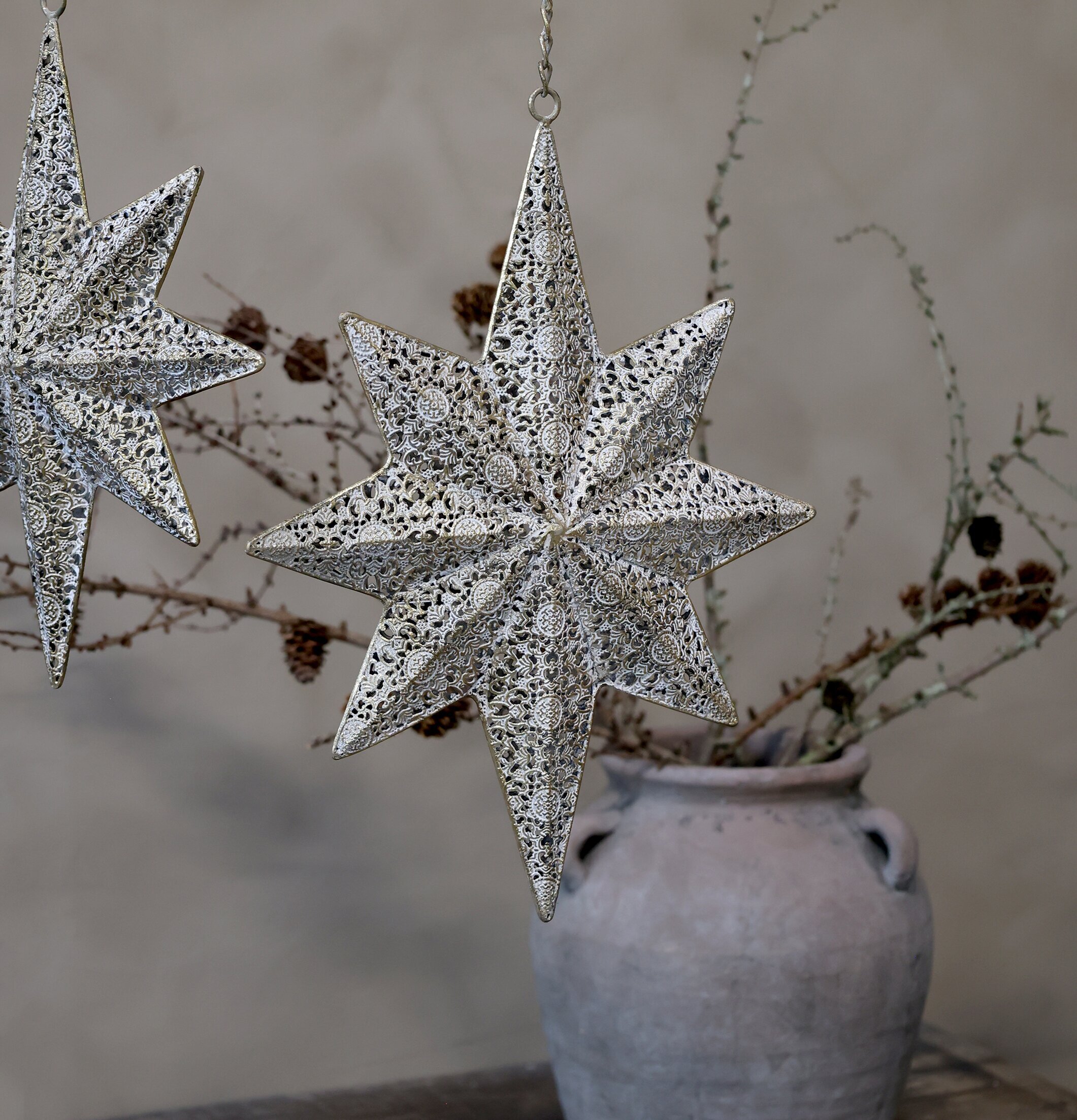 Foto av stämningsfull dekoration med antik mässing