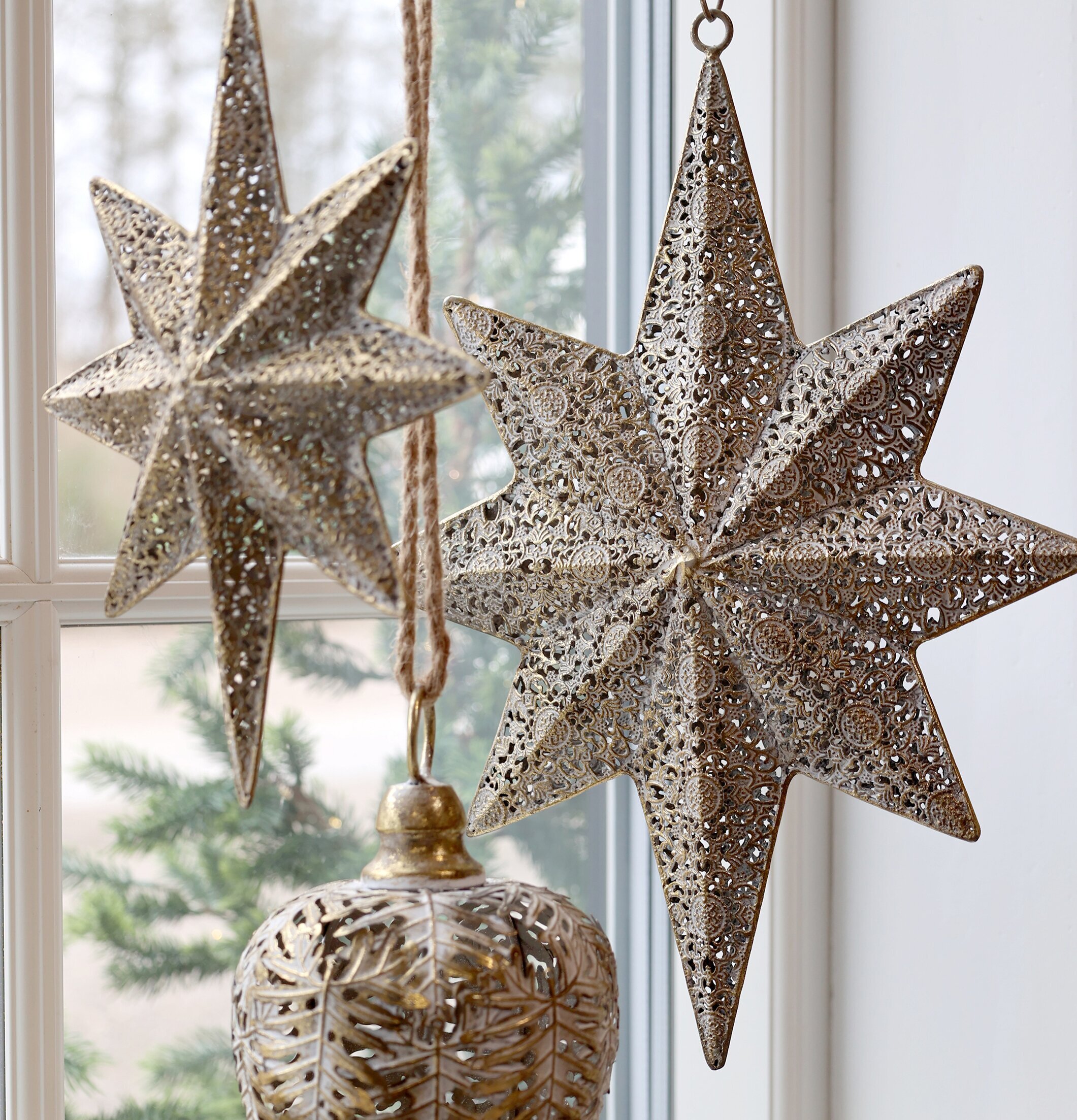 Stjärna Dekor Antik Mässing Stor från Chic Antique i fönster
