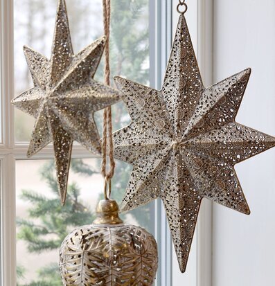 Bild av dekorativ stjärna i antik mässing i fönster