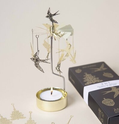 Bild av elegant änglaspel med säsongsmotiv i metall