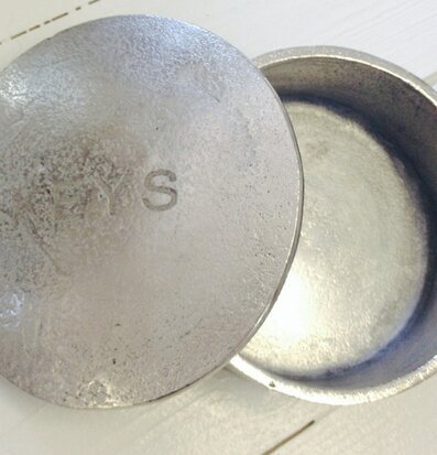 Bild av robust metallbehållare för nyckelförvaring