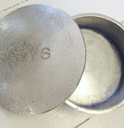 Bild av robust metallbehållare för nyckelförvaring