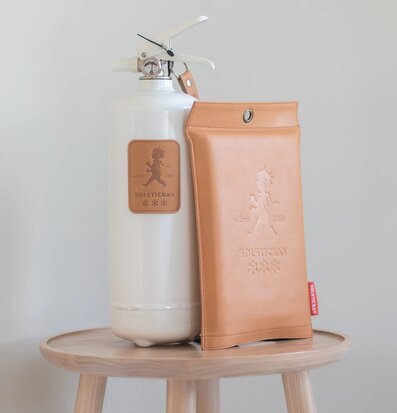 Bild av brandfilt och brandsläckare i stilren miljö