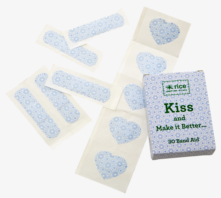 Bild av blå plåster med blommigt mönster och hjärtform