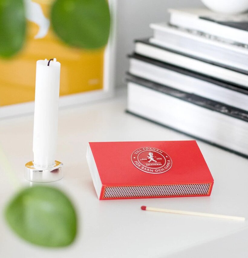 Bild av harmonisk inredning med tändsticksask och ljus