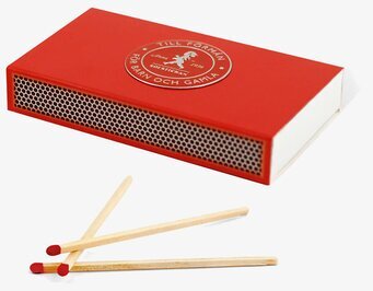 Bild av klassisk tändsticksask med röd design