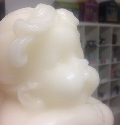 Bild av en detaljrik LED-ängel med eterisk design