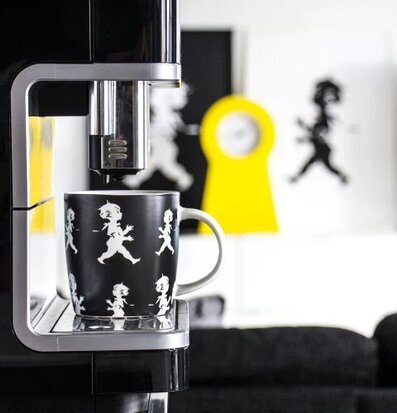 Bild av modern stil med svart mugg och kaffemaskin