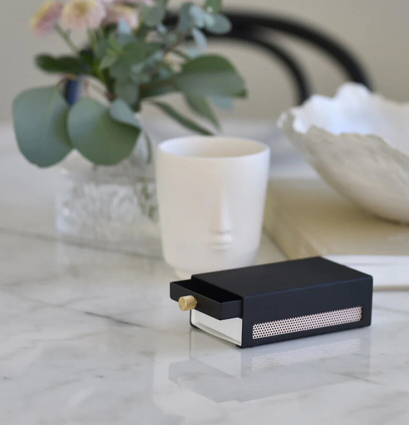 Tändsticksfodral Svart Three Stars från Solstickan på bord