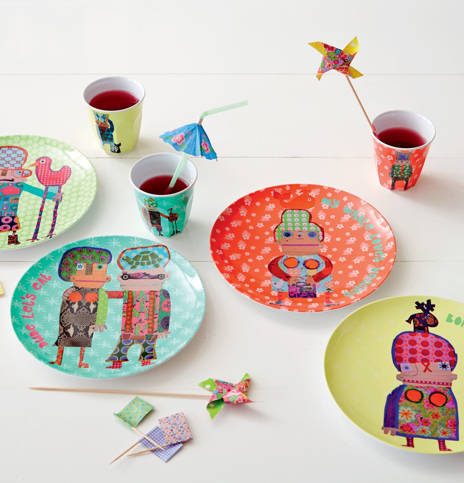 Bild av färgglada tallrikar och muggar i lekfull design