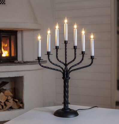 Bild av elegant ljusstake i hemtrevlig miljö