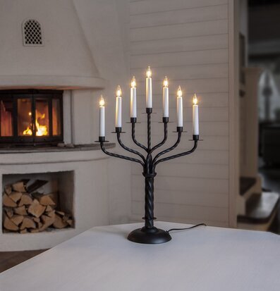 Bild av elegant inredning med svart ljusstake