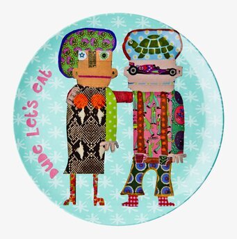 Bild av färgglad melamintallrik med livfull design