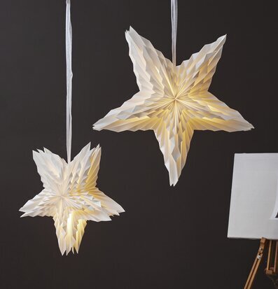 Bild av stämningsfull scen med vita pappersstjärnor