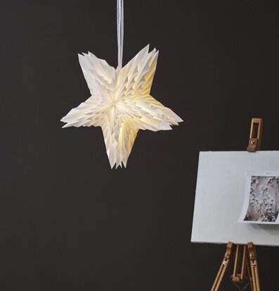 Bild av elegant pappersstjärna med varm belysning
