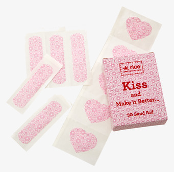 Bild av rosa plåster med florala mönster och charm