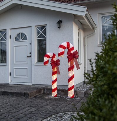 Bild av charmig entré med lysande polkagrisdekorationer