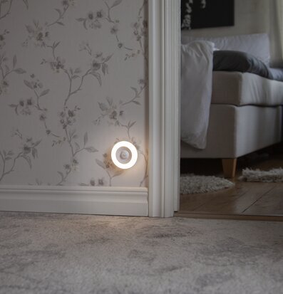 Bild av hemtrevligt rum med LED-lampa och konstverk