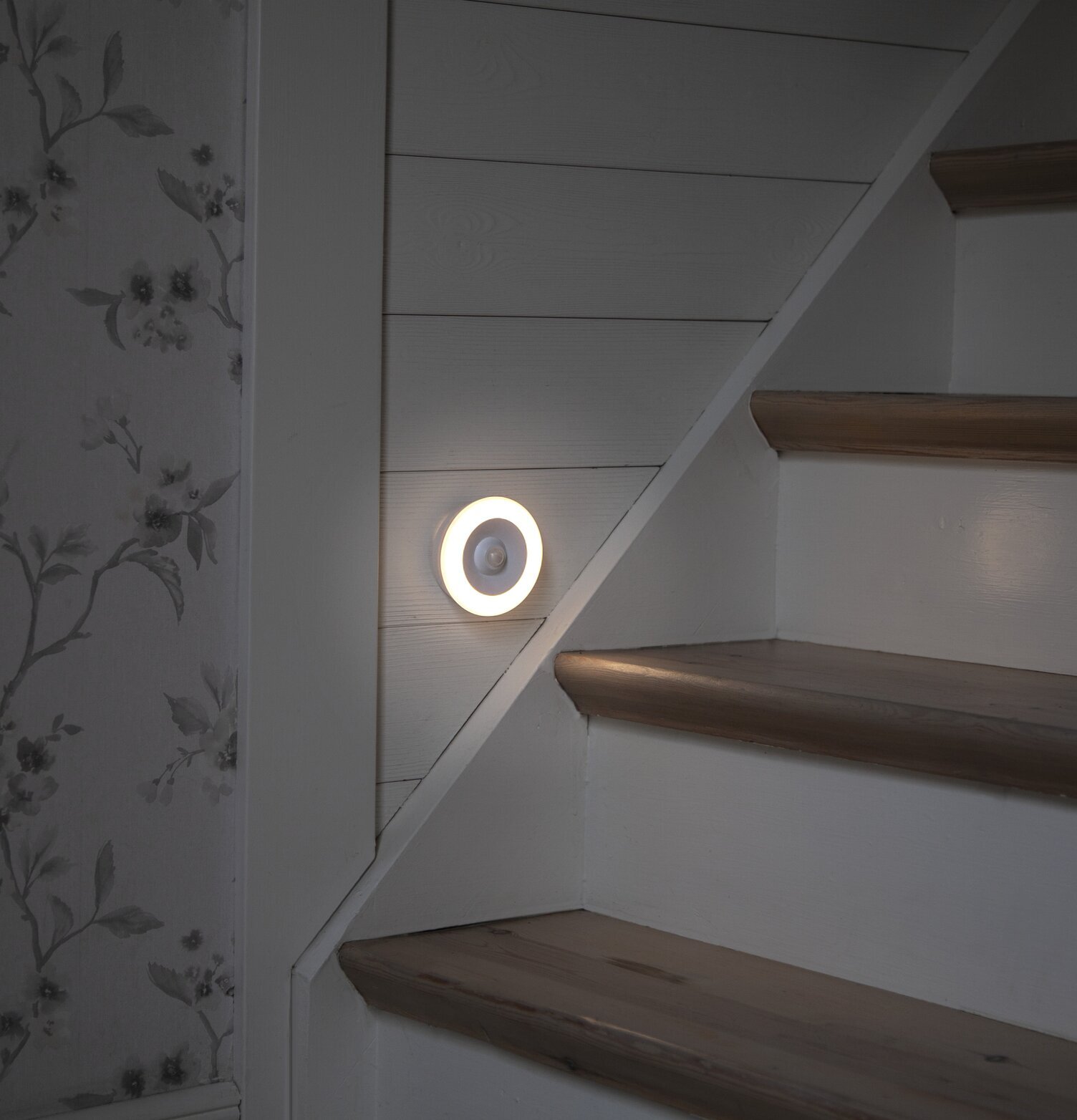 LED-Lampa Functional från Star Trading monterad vid trappa