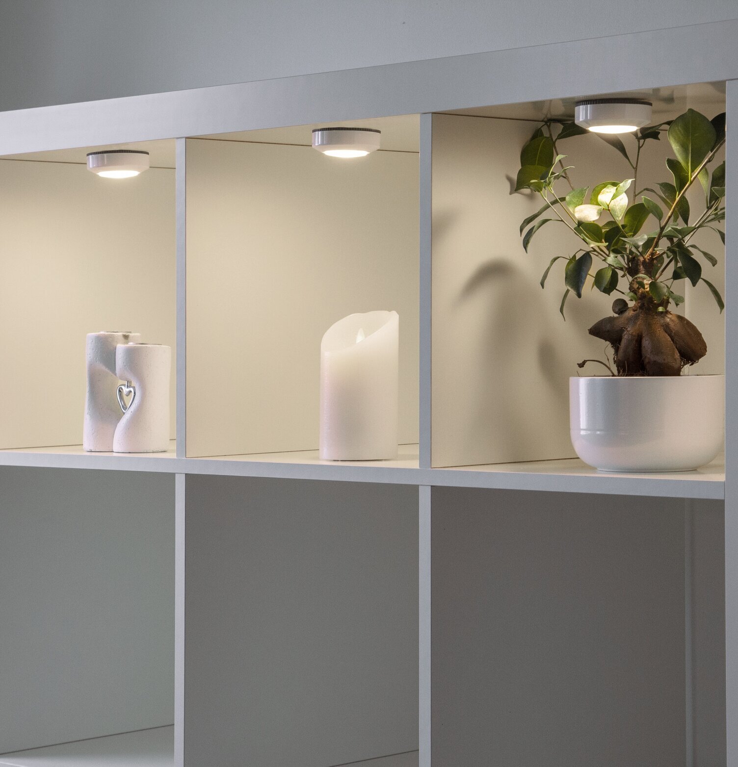 Bild av stilren bokhylla med LED-belysning