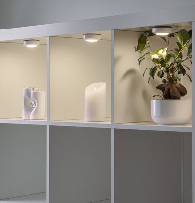 Bild av stilren bokhylla med LED-belysning