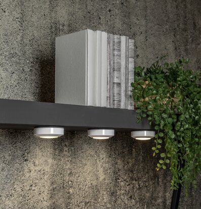 Bild av stilren hylla med LED-lampor och dekorationer