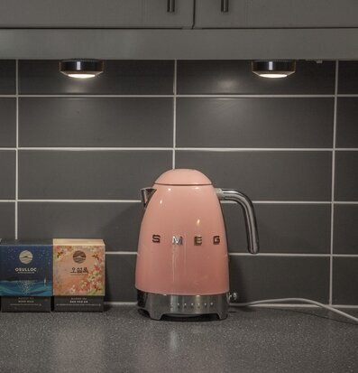 Bild av stilrent kök med funktionell belysning