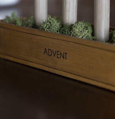 Bild av adventsljusstake i trä med mossa och ljus